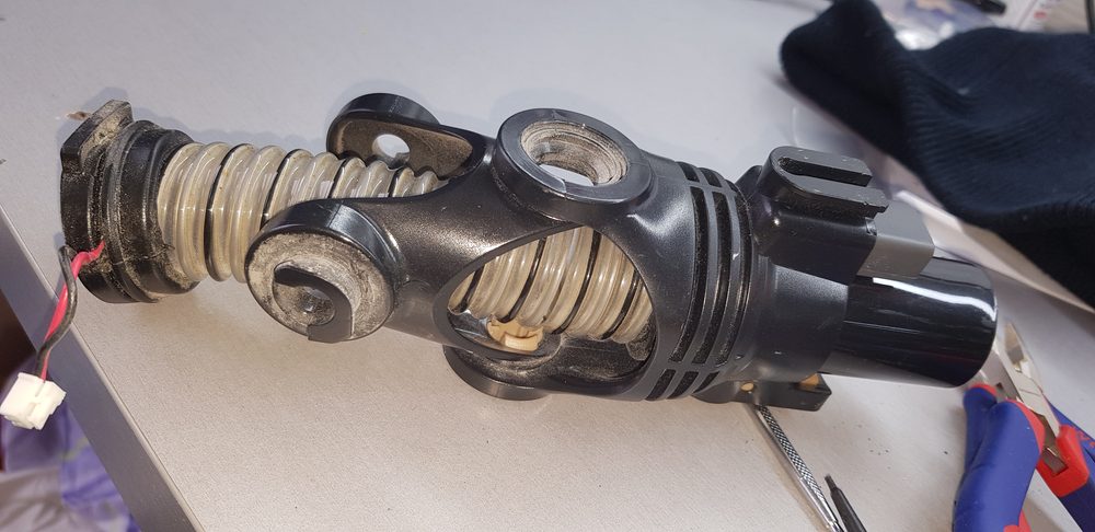 Bloc cyclone et conduit d'aspirateur démontés