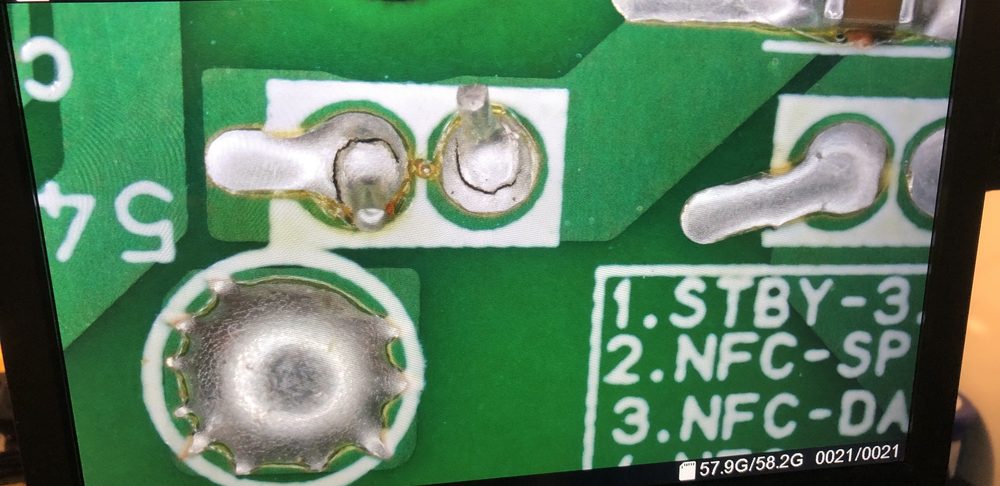 Gros plan microscope sur soudures de carte audio