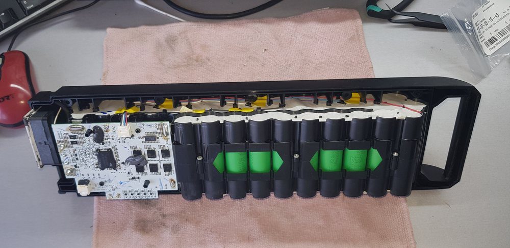 Batterie VAE ouverte avec cellules et carte BMS