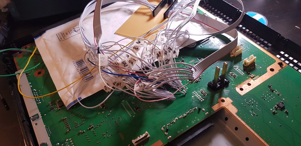 Carte électronique en cours de contrôle avec fils de test