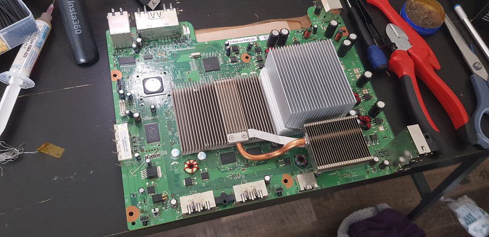 Carte mère de console ouverte avec dissipateurs