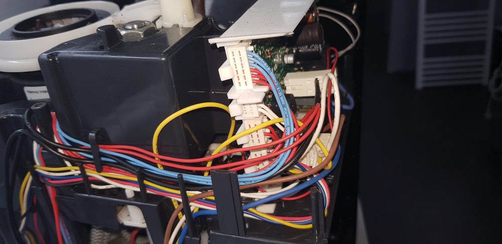 Faisceau et connecteurs internes de machine à café