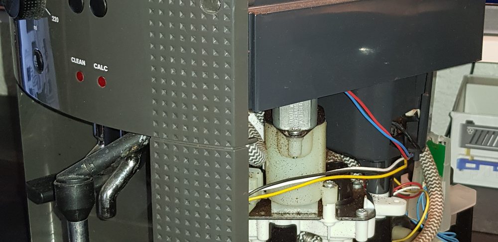 Machine à café automatique ouverte sur l'établi