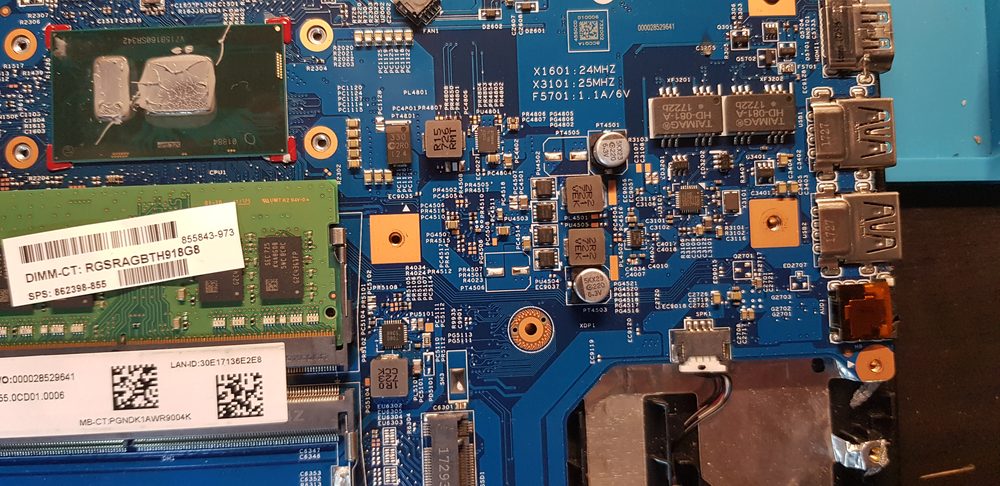 Carte mère d'ordinateur portable avec mémoire et connecteurs